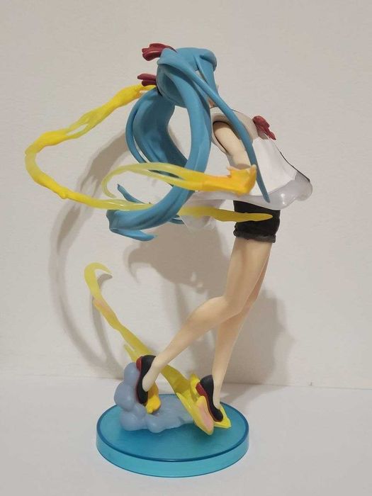 A Hatsune Miku figure new