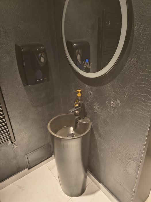 Lavoar, oglindă, calorifer, vas wc