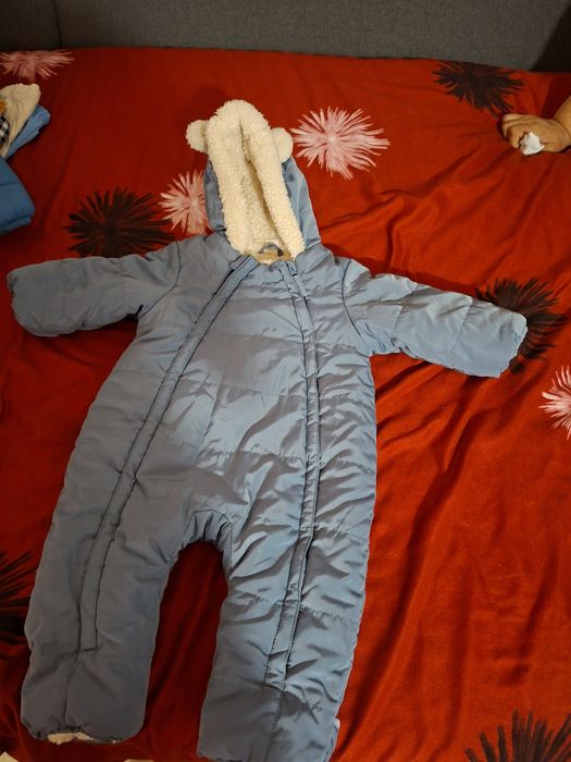 Vand lot de haine marimea 68-74, baieti,combinezon bebe imblanit, geaca groasa si geaca subtire, camasa  si pantaloni primavara, bluza maneca lunga