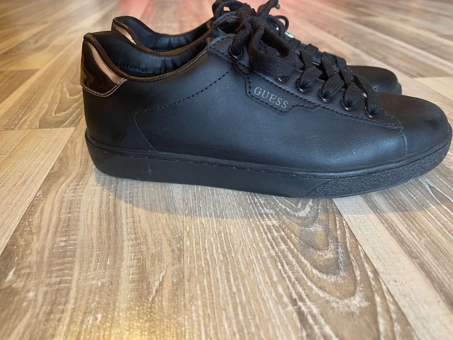 Продавам дамски обувки GUESS