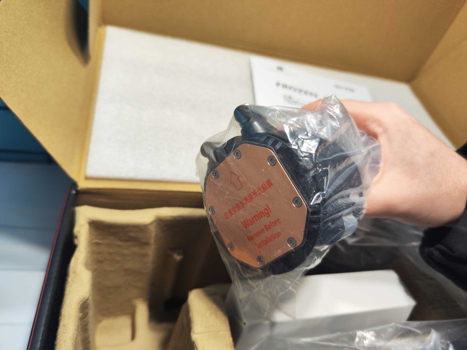 Thermalright Frozen Notte 360 Black ARGB AIO охлаждане