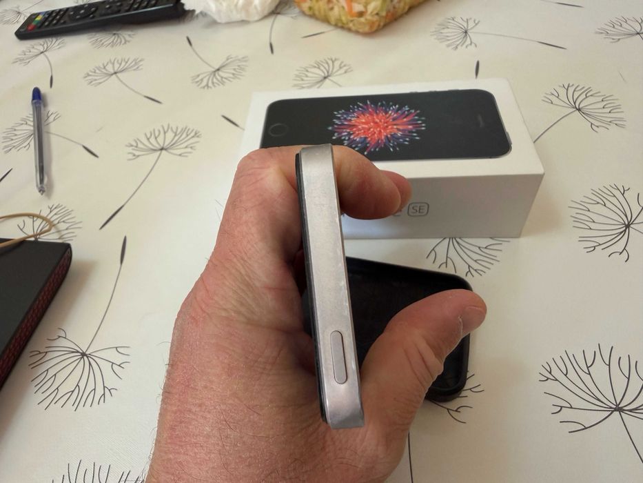 iphone SE 64 GB .