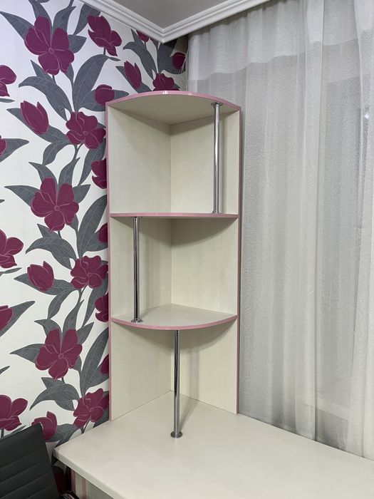 Письменный стол с полочками