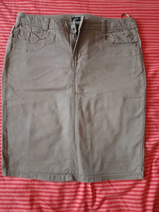 Пола до коляно – различни цветове и размери