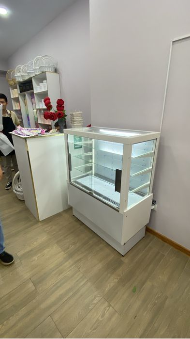 Витринный холодильник кондитерская витрина