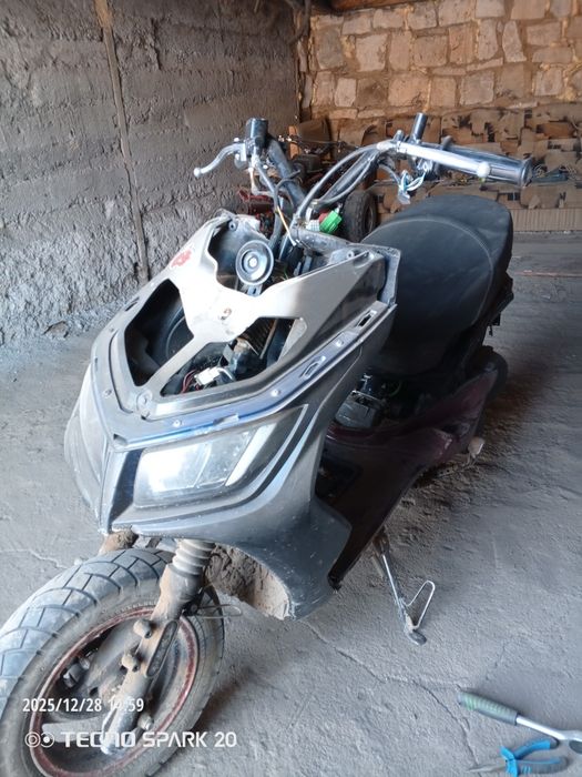 Скутер м8 90000.