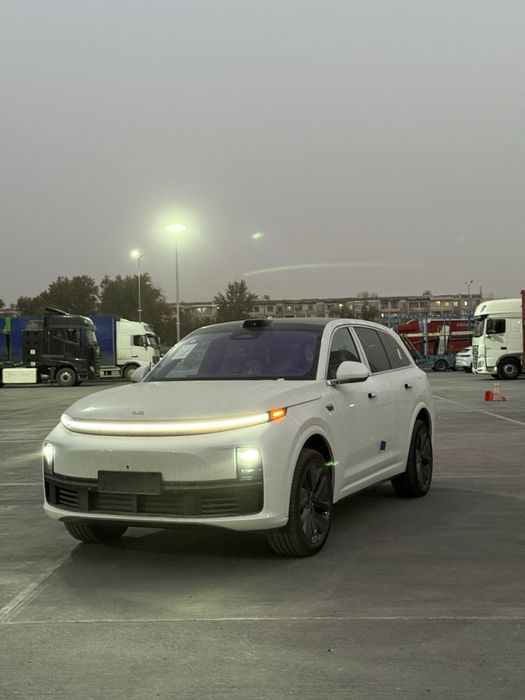 Li 7 Ultra oq kuzov oranjiviy salon 2025.11 bez prabeg garantiya bor