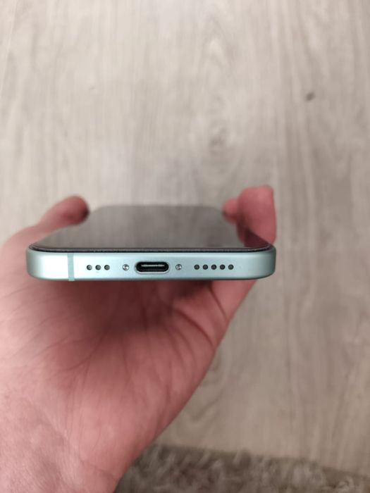 Айфон 15 в зеленом цвете