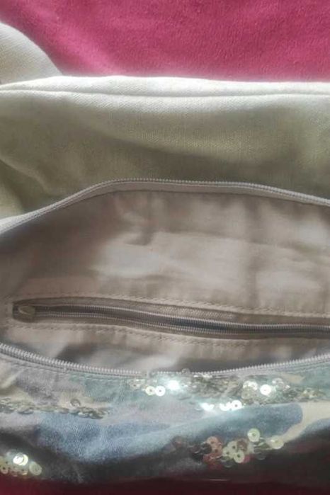 Geanta material textil, cu imprimeu militar si paiete (vand/ schimb)