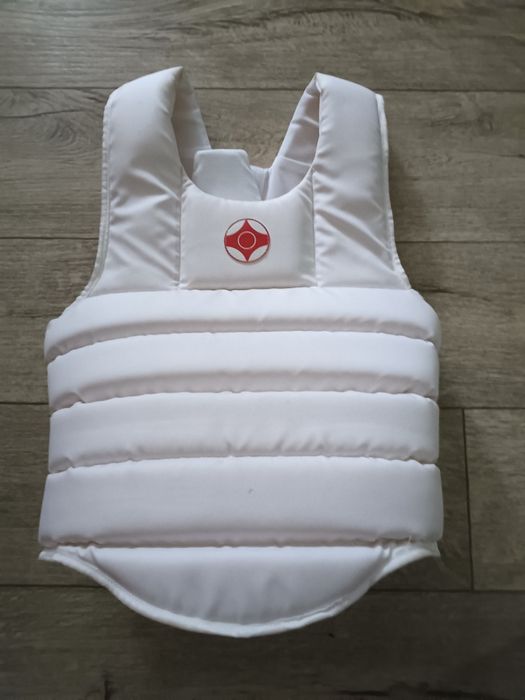 Жилет ,защита корпуса для карате ,10 000т.