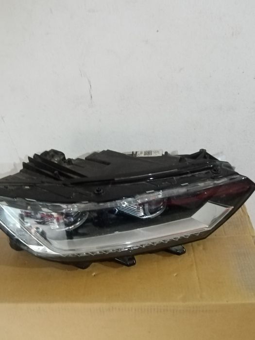 Vând far bixenon vw Passat