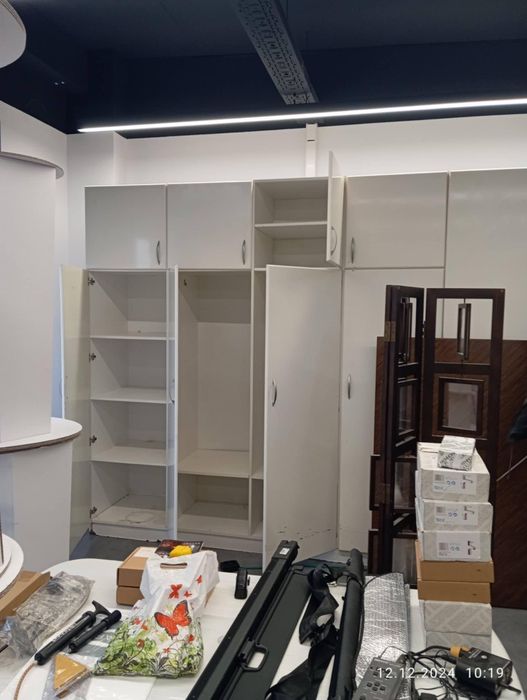 Шкаф с витрина и гардероби