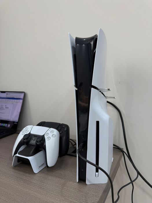 Playstation 5 с 2 геймпадами и играми