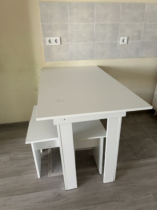 Стол кухонный, табуретки