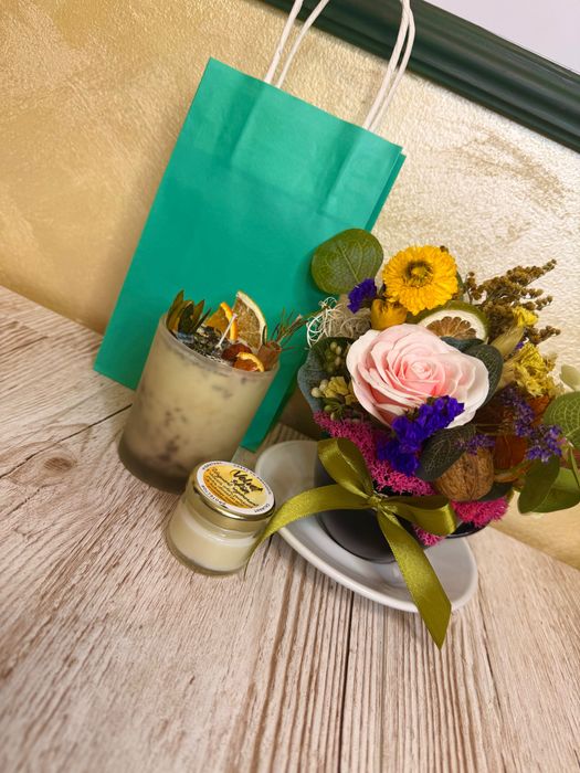 Set cadou cu aranjament floral ,lumânare naturală,unguent regenerant