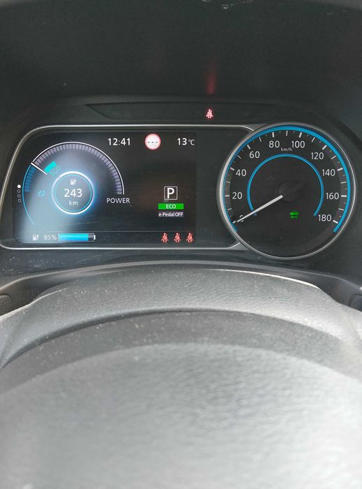 Продавам лек автомобил Нисан