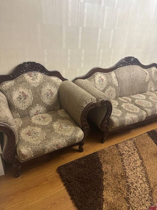 Комплект дивана и кресел (их 2 штуки) ноги сделаны из ореха,