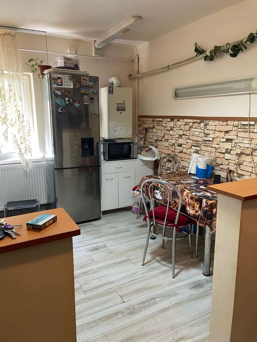 Vând apartament 3 camere la parter intr un bloc cu 4 etaje in Micalaca pe str Nucet lângă parcul Orizont. 2 dormitoare un living,2 bai bucătărie mare