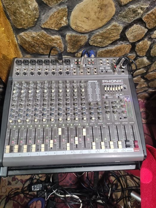 Vând mixer  2 # 500 w  phonic