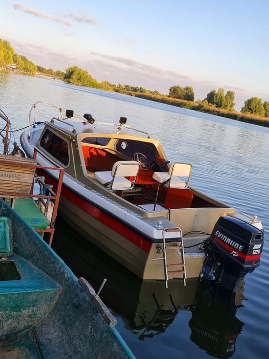 Barca Vega cu motor Evinrude