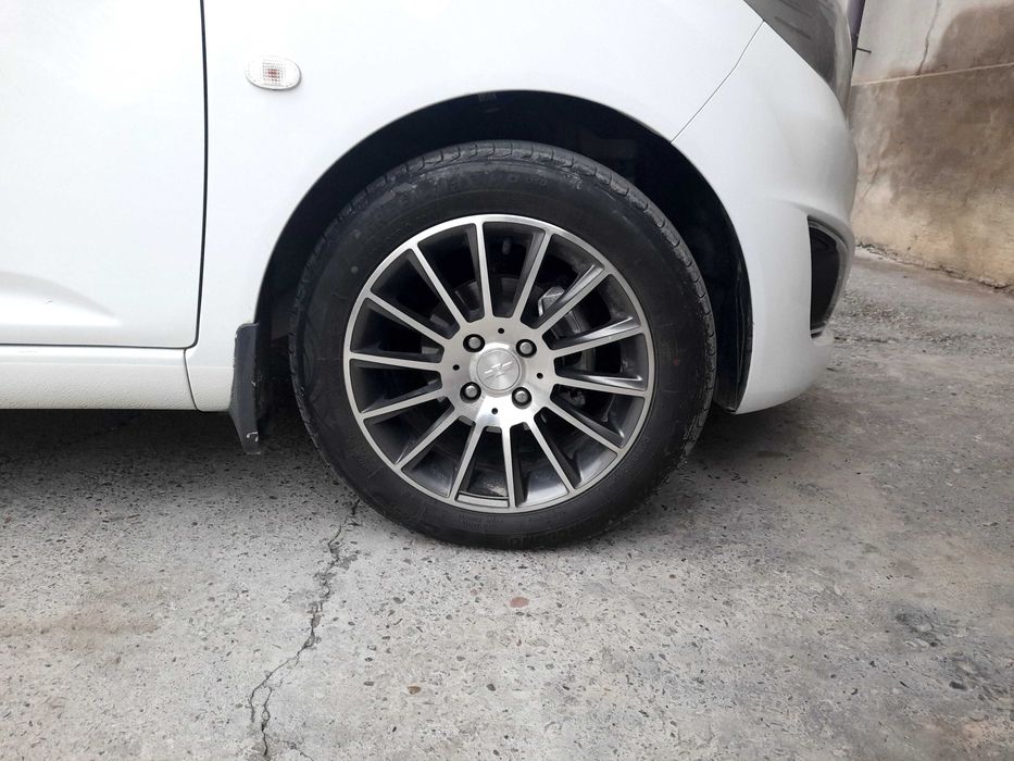 Продам шины с дисками с малым пробегом