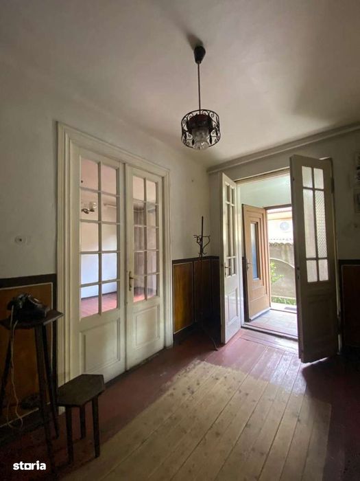 Vand apartament in vila, in zona Decebal