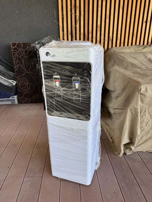 Диспенсер, кулер для воды.