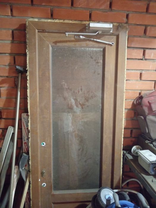 Продам пластиковую дверь с коробкой