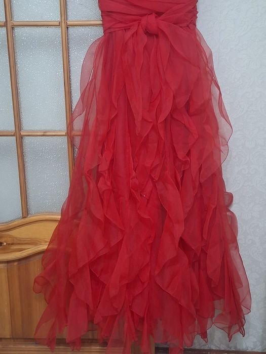 Qizil oqshom koʻylak. 1 marta kiyilgan