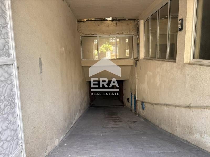 Ексклузивен подземен гараж за продажба, с ток и самостоятелна врата, в