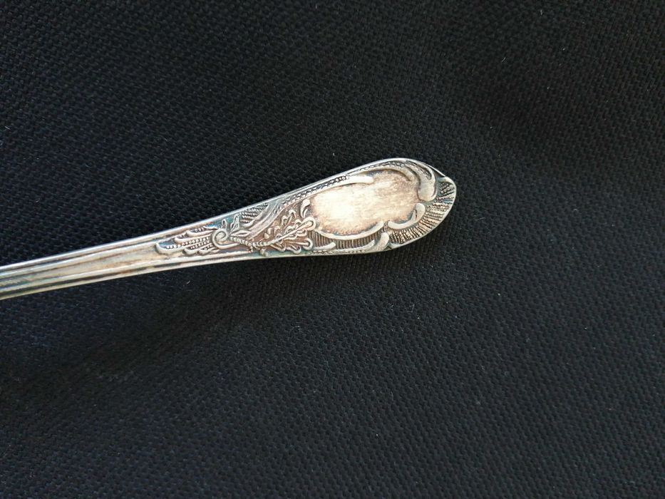 Doua linguri lingurite vintage de colectie una are crucea malteza