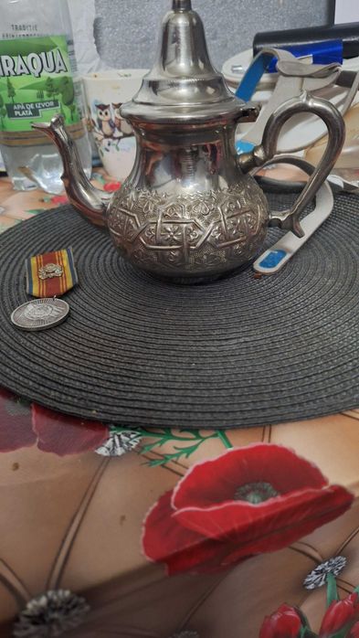 Ceainic arabesc si medalie din argint veche de peste 40 ani