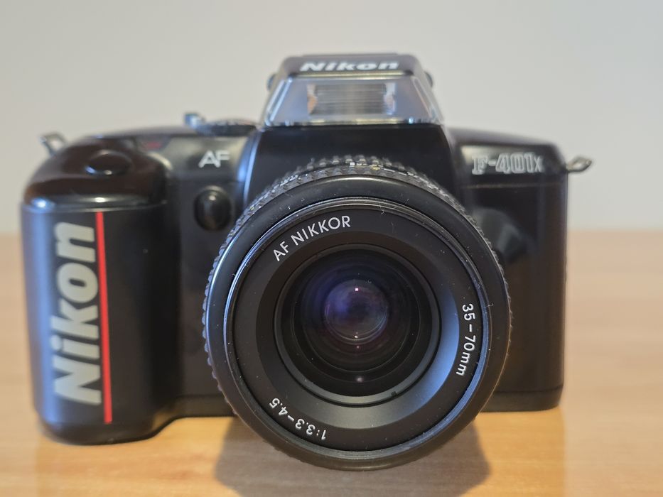 Nikon F-401x plus obiectiv Nikon AF 35-70 f/ 3.3-4.5 in stare perfectă de funcționare și estetic, cameră pe film 35 mm