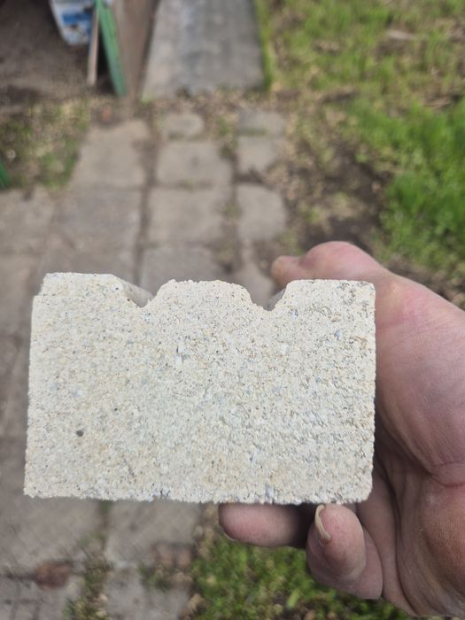 Продавам огнеупорни тухли.