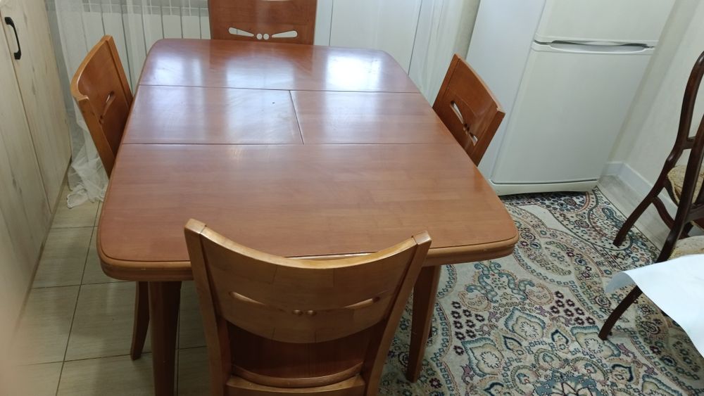 Стол и стулья для кухни