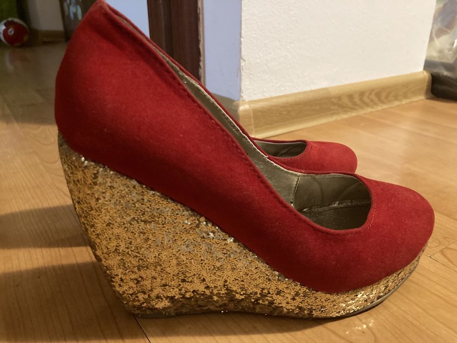 Pantofi rosii cu talpa aurie, platforme, 36