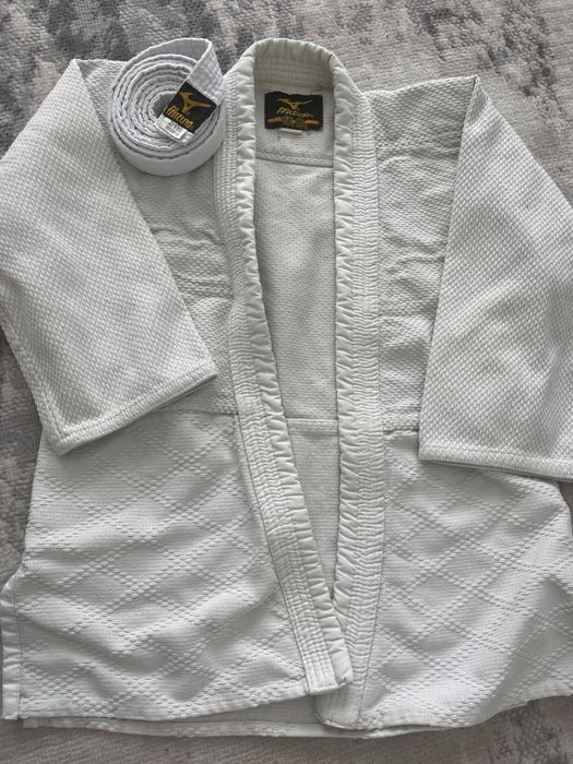 Продам кимоно с поясом (Mizuno)