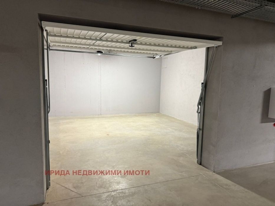 Тристаен апартамент до Руски паметник с  АКТ 16!