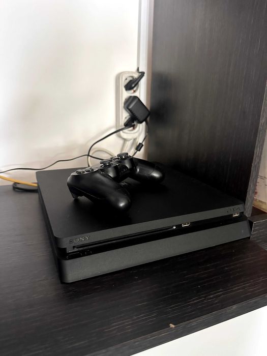Consola PS4 Slim + jocuri și manetă
