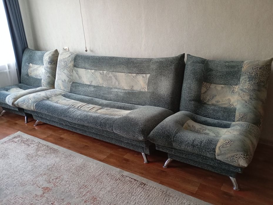 Диван с двумя креслами