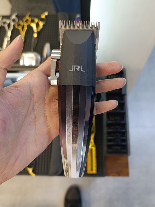 Продаётся профессиональная машинка для стрижки JRL
