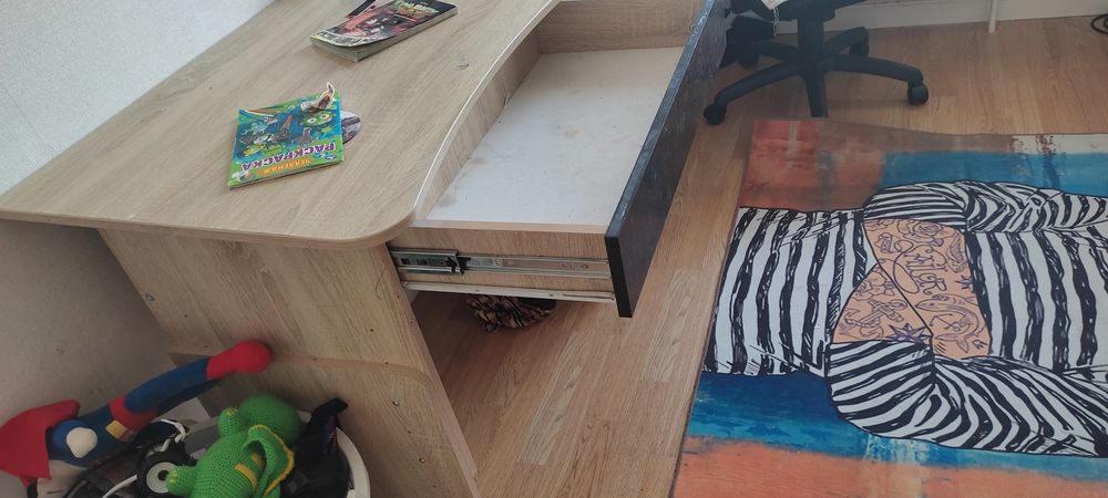 Продам письменный стол 2шт