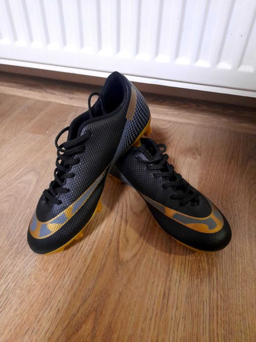 Бутонки umbro 37,5 номеер