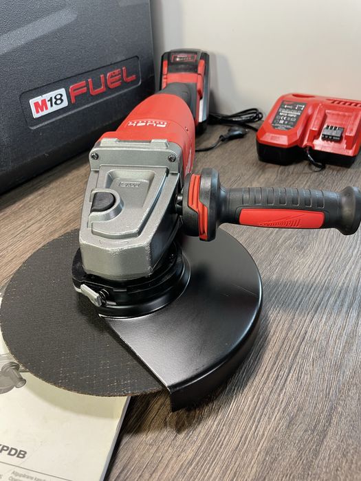 Vând Flex Milwaukee cu disc de 230 mm