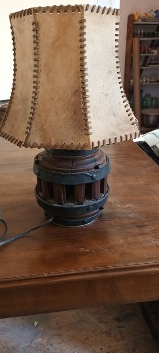 Lampa noptiera din lemn cu abajon din basica de vita starea bună