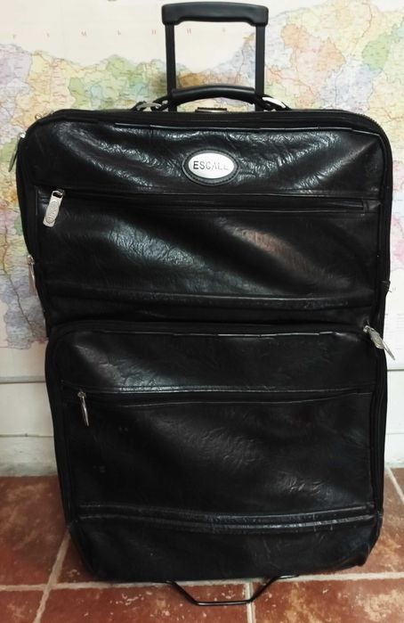 Куфар голям с дръжка на колела