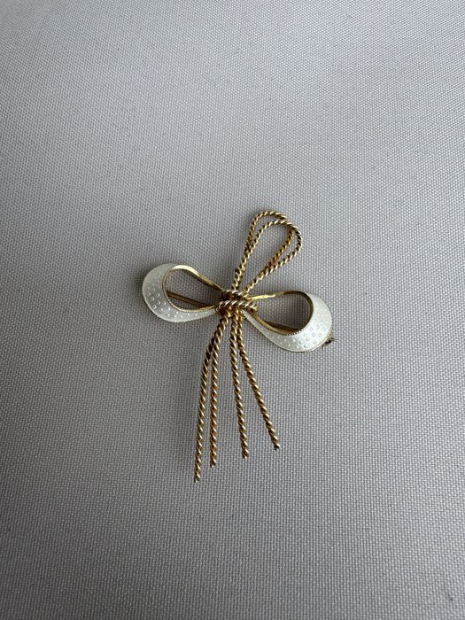 Brosa scandinava argint si email