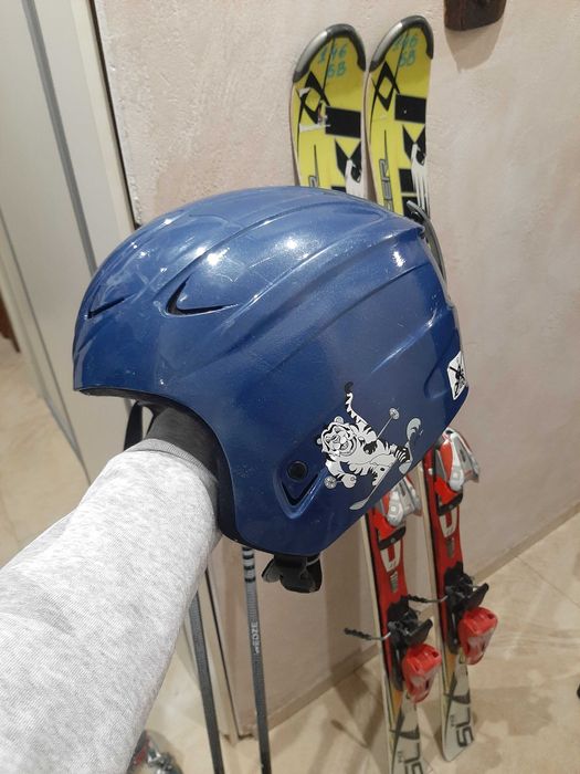 Ски екипировка каска ски и щеки