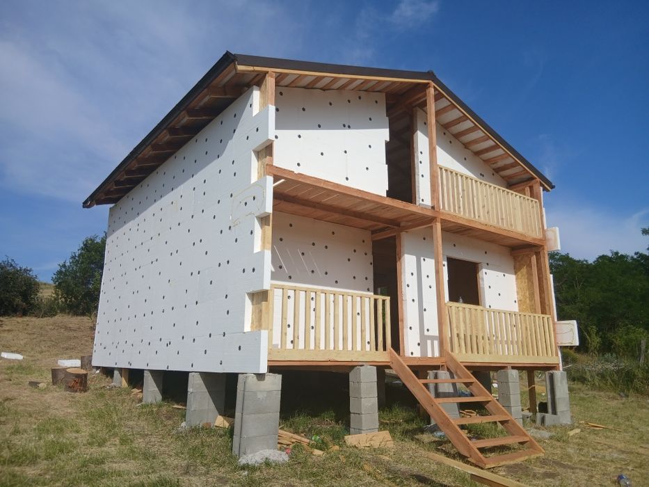 Vând case pe structura din lemn la gata