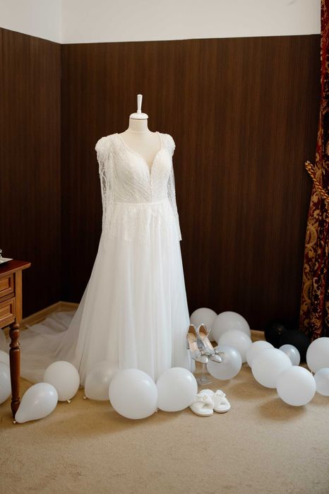 Rochie de mireasă A-line cu trenă, brodată cu mărgele și paiete, curățată profesional